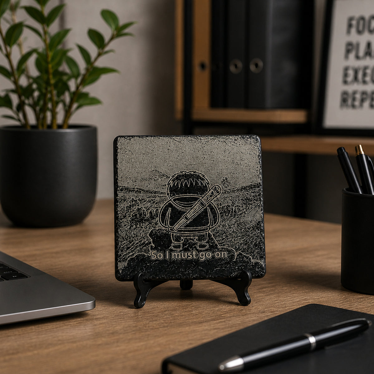 Břidlicová deska Slothana – 100 × 100 mm – čtvercová, černá – s hotovým gravírováním