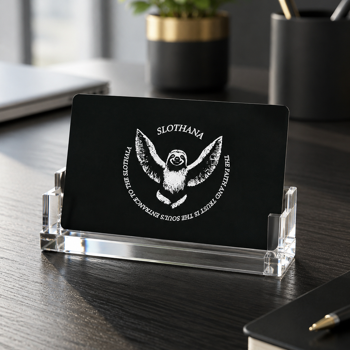 Slothana-Karte Winged Sloth / Faith & Trust, 86 × 54 × 0,2 mm, Aluminium, schwarz
