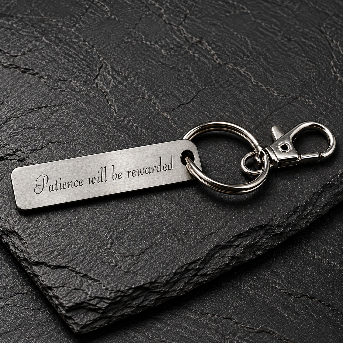 Schlüsselanhänger aus Edelstahl – 50 × 10 mm – Slothana-Motiv Patience Will Be Rewarded – mit Gravur