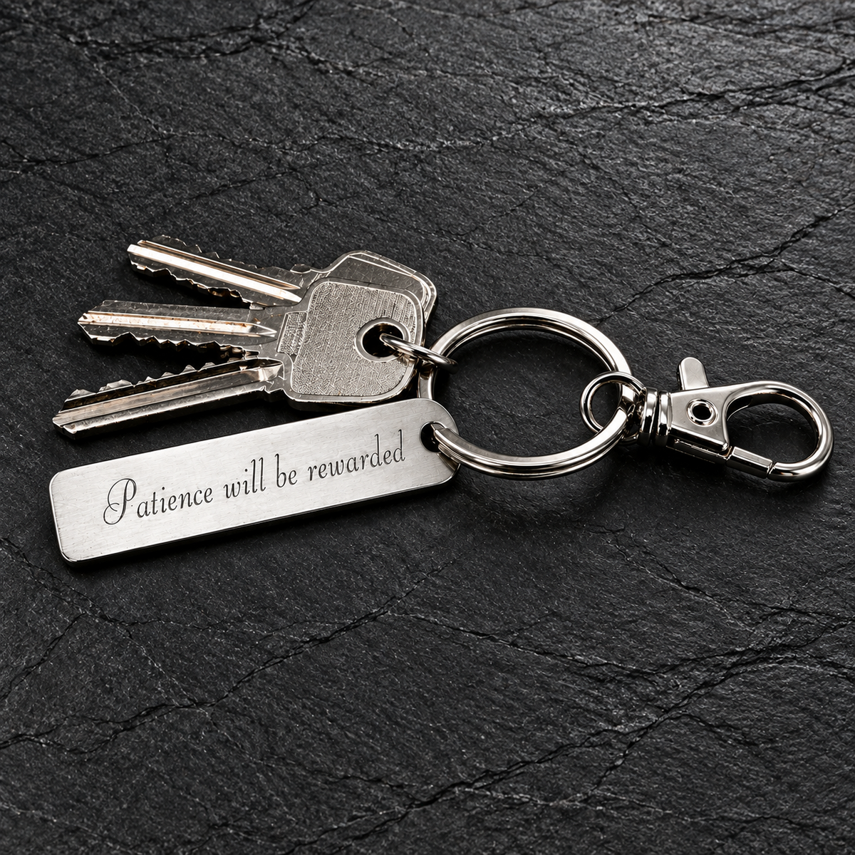Schlüsselanhänger aus Edelstahl – 50 × 10 mm – Slothana-Motiv Patience Will Be Rewarded – mit Gravur
