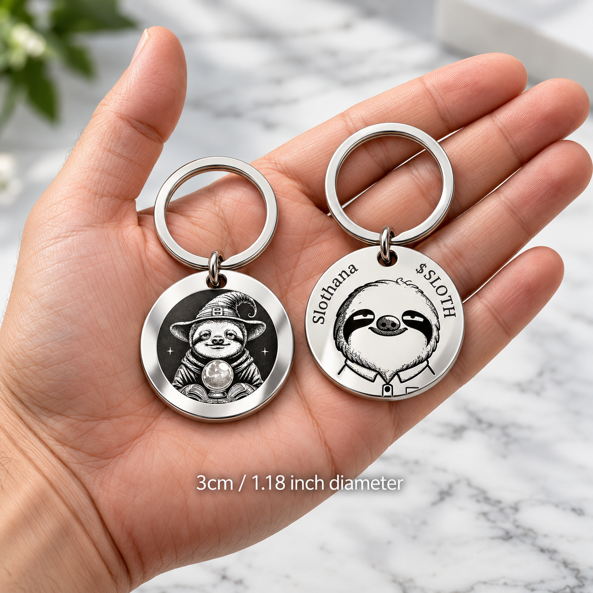 Runder Schlüsselanhänger aus Edelstahl – Ø 30 mm – Slothana-Motiv Sloth Wizard – mit Gravur