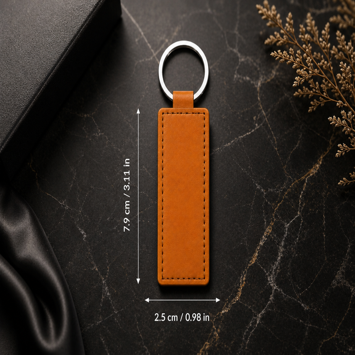 Slim PU leatherette keyring – 79 × 25 mm – engraved