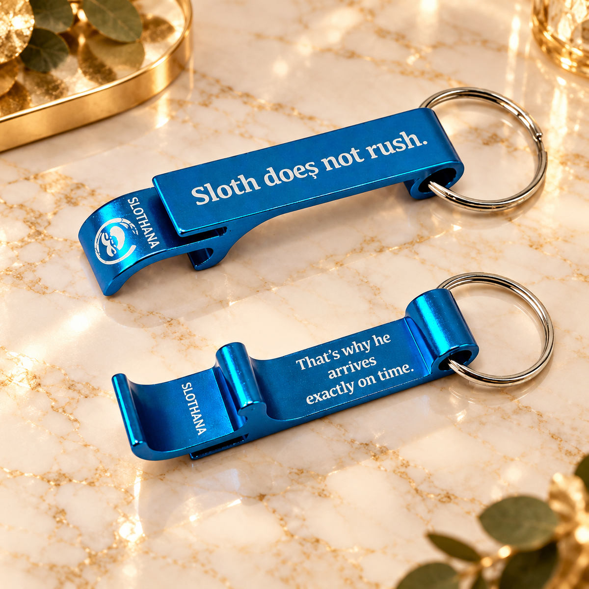 Flaschenöffner aus Aluminium – 65 × 12 × 12 mm – azurblau – Slothana: Perfect Timing Sloth