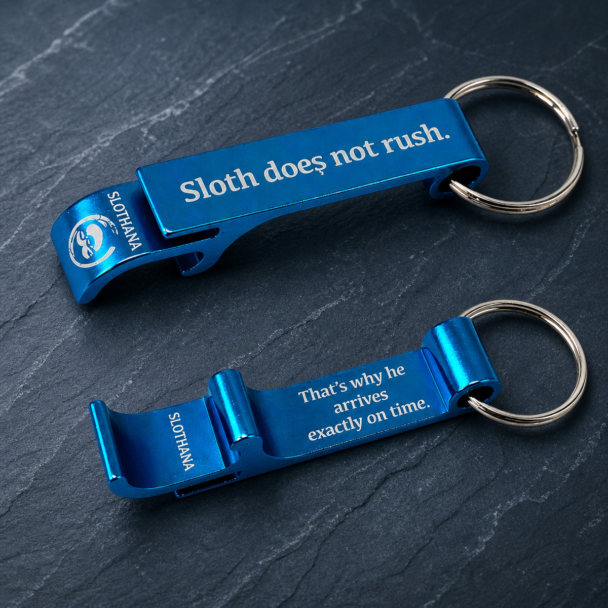 Flaschenöffner aus Aluminium – 65 × 12 × 12 mm – azurblau – Slothana: Perfect Timing Sloth – Gravurdetail