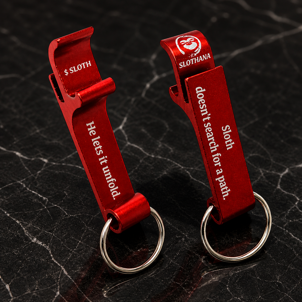 Flaschenöffner aus Aluminium – 65 × 12 × 12 mm – rot – Slothana: Let It Unfold Sloth – Gravurdetail