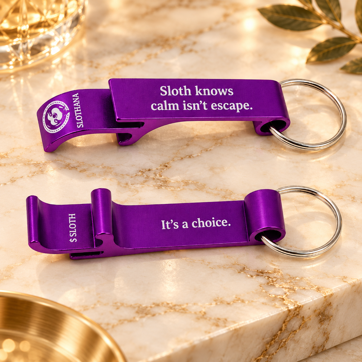 Flaschenöffner aus Aluminium – 65 × 12 × 12 mm – violett – Slothana: Calm Is a Choice Sloth