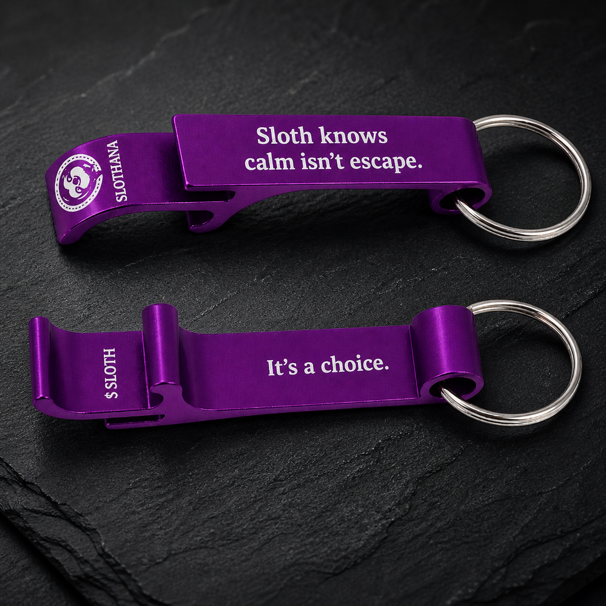 Flaschenöffner aus Aluminium – 65 × 12 × 12 mm – violett – Slothana: Calm Is a Choice Sloth – Gravurdetail