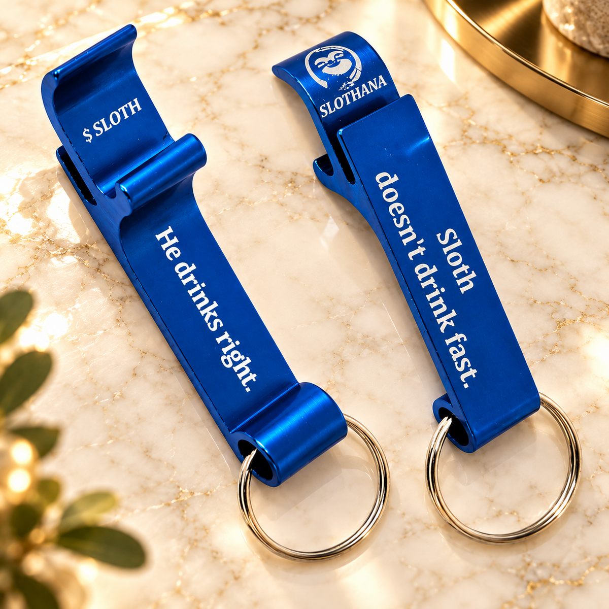 Flaschenöffner aus Aluminium – 65 × 12 × 12 mm – blau – Slothana: Drinks Right Sloth – beide Seiten