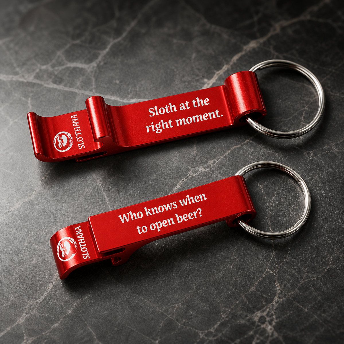 Flaschenöffner aus Aluminium – 65 × 12 × 12 mm – rot – Slothana: Right Moment Sloth – beide Seiten