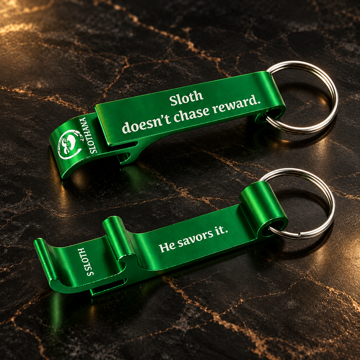 Flaschenöffner aus Aluminium – 65 × 12 × 12 mm – grün – Slothana: Savor the Reward Sloth