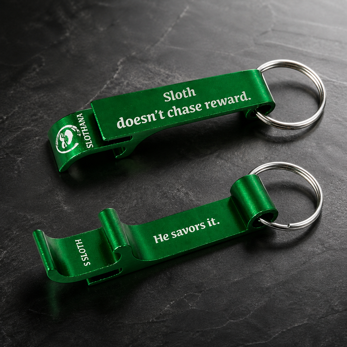 Flaschenöffner aus Aluminium – 65 × 12 × 12 mm – grün – Slothana: Savor the Reward Sloth – Gravurdetail