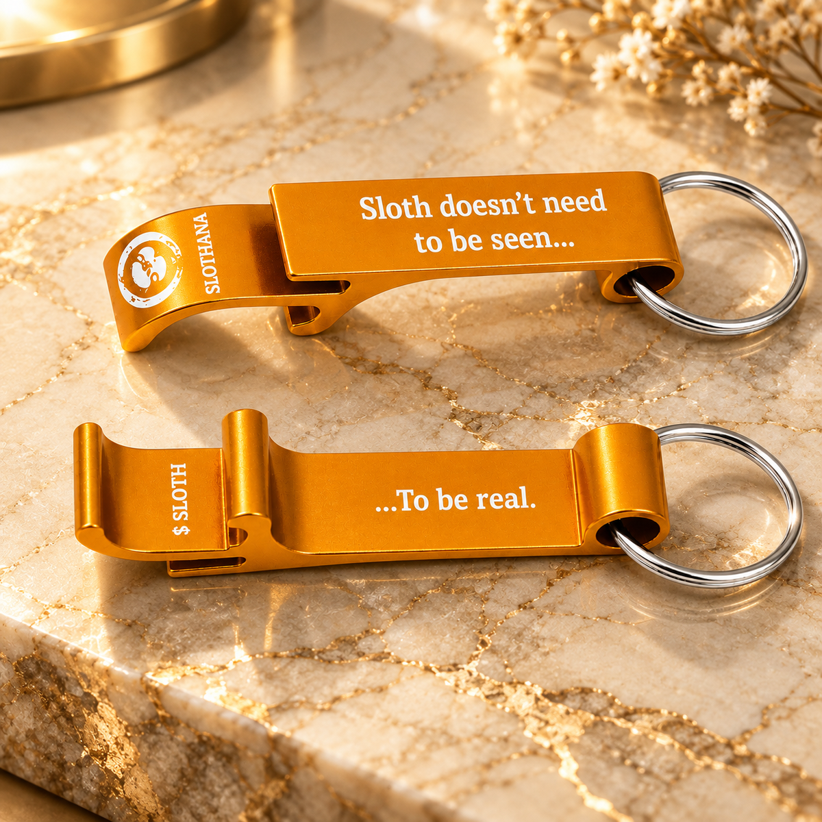 Flaschenöffner aus Aluminium – 65 × 12 × 12 mm – goldfarben – Slothana: Unseen but Real Sloth