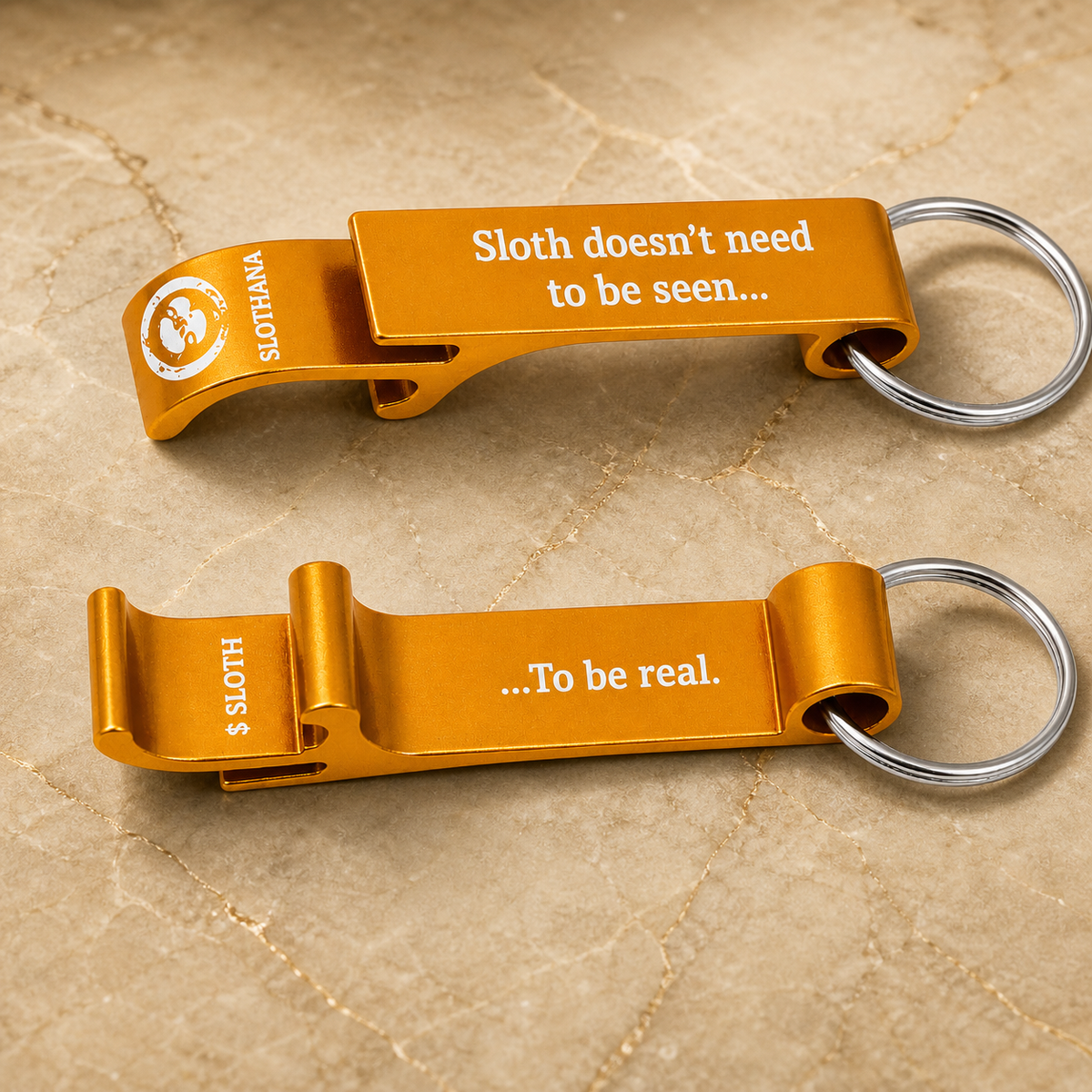 Flaschenöffner aus Aluminium – 65 × 12 × 12 mm – goldfarben – Slothana: Unseen but Real Sloth – Gravurdetail
