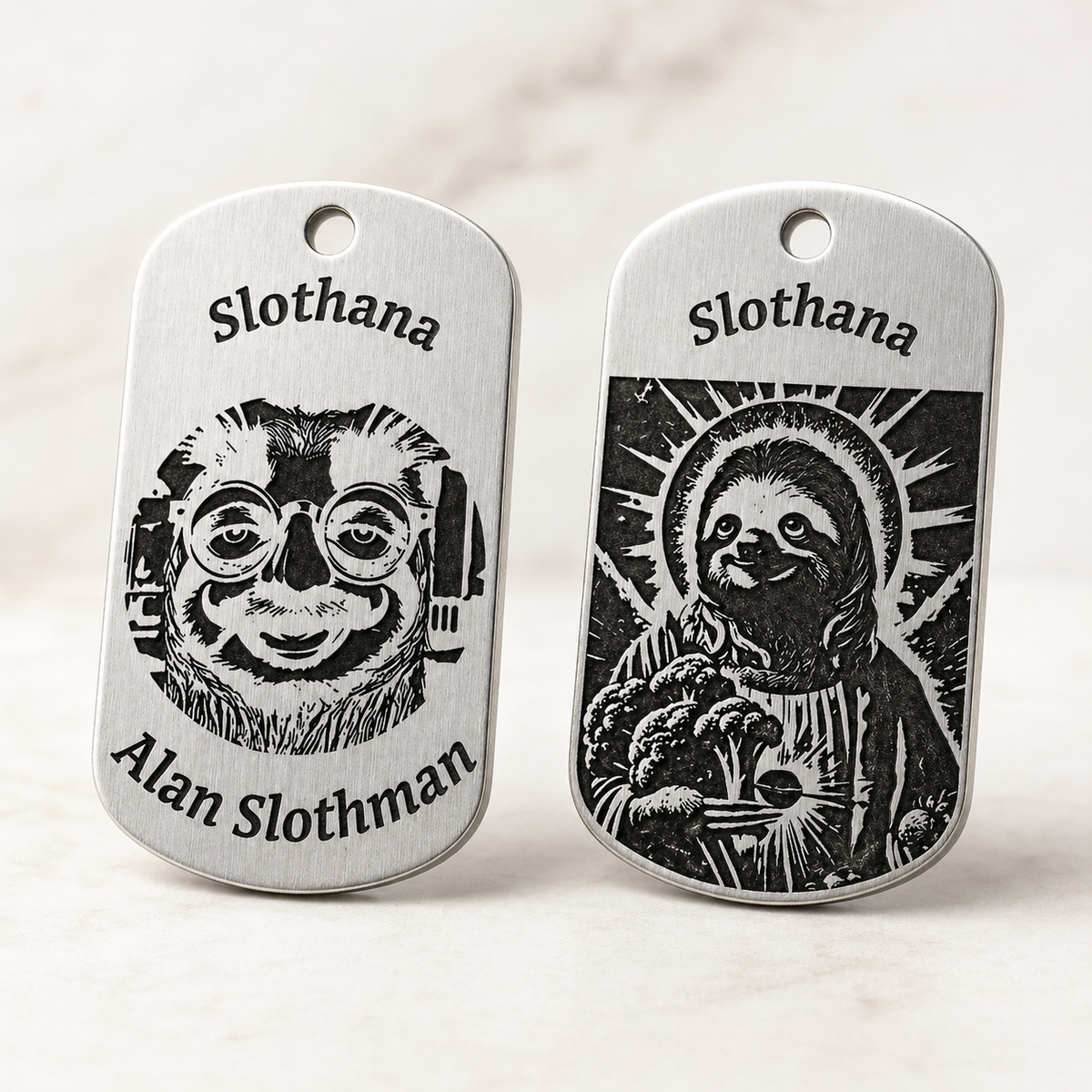 Dog Tag – 50 × 29 × 1 mm – Aluminium – silberfarben – Slothana: Jesus Sloth & Alan Slothman – mit Gravur