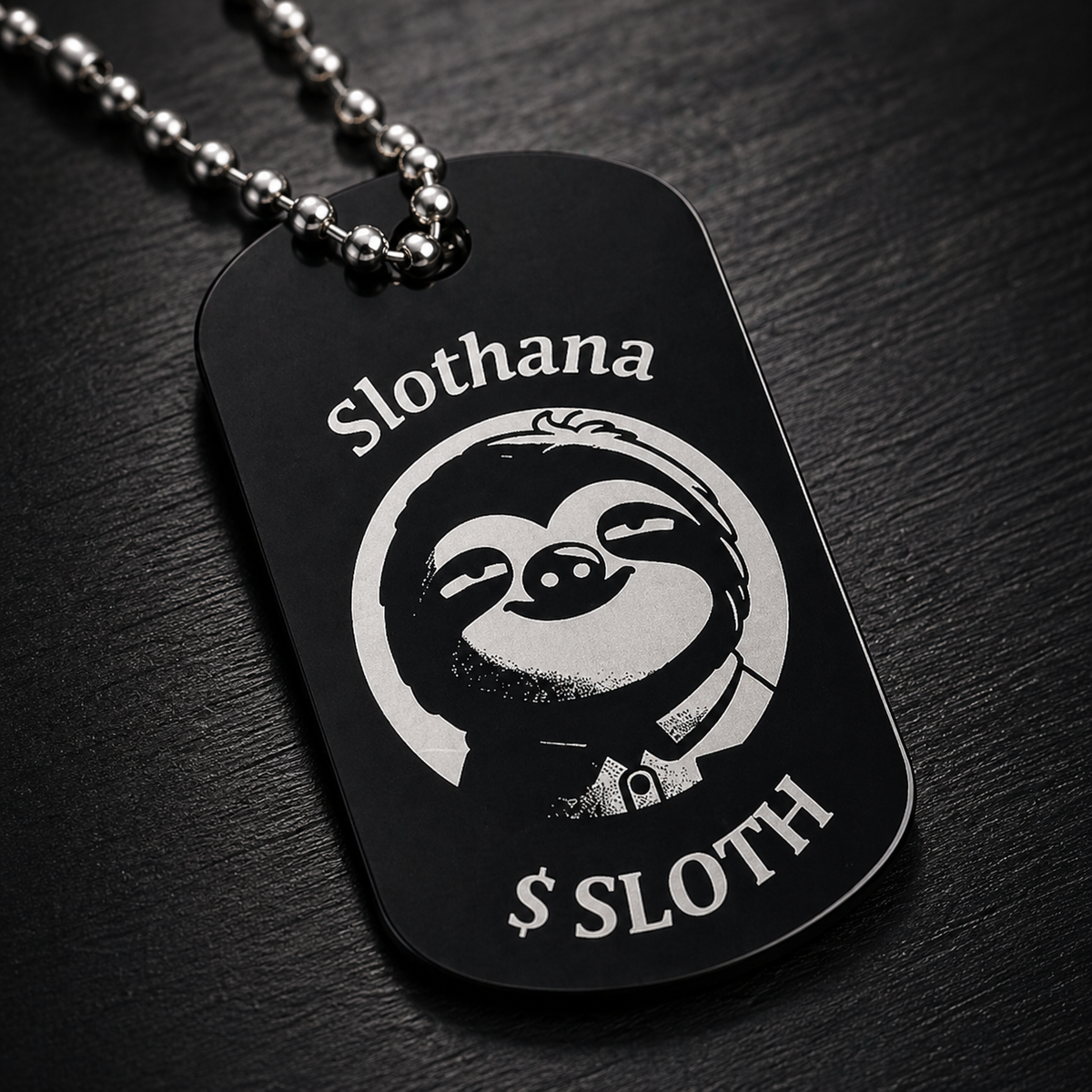Dog Tag – 50 × 29 × 1 mm – hliník – černá – Slothana: Young Sloth – s gravírováním